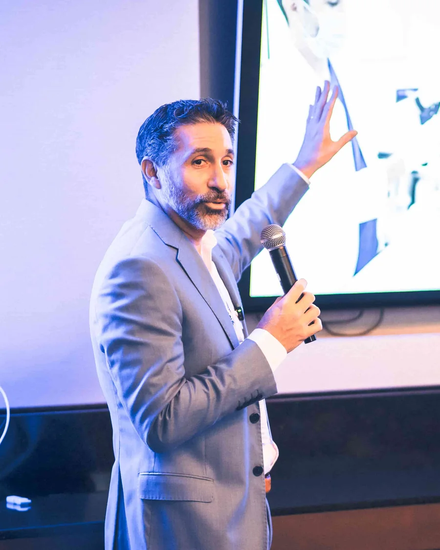 Dr. Wajid Burad Fonz speaking at an ISSCA congress