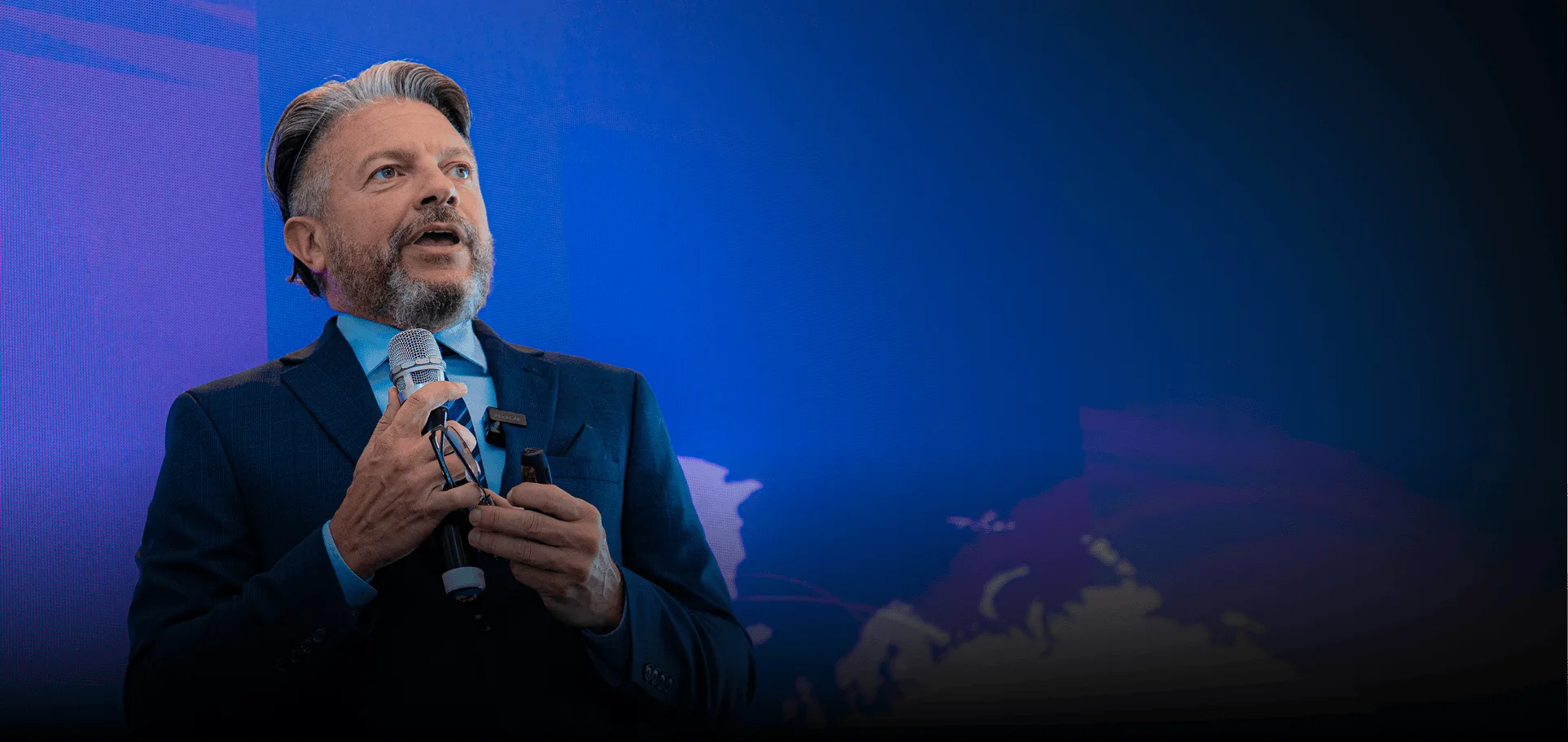 Benito Novas, ISSCA President & Founder, on stage