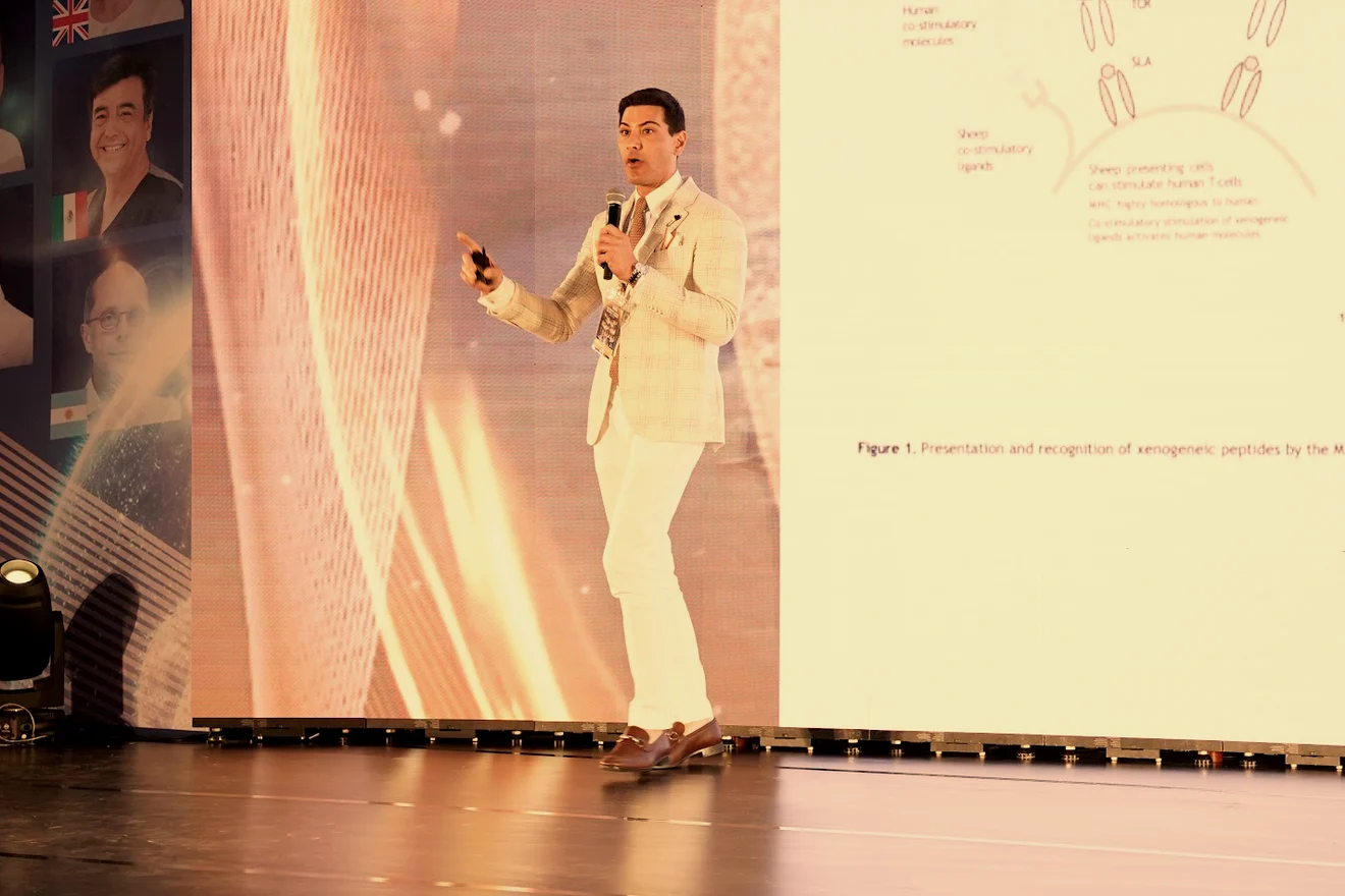 O Dr. Roni Moya no palco do congresso da ISSCA