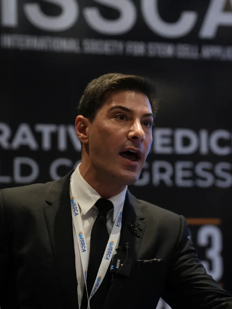 Prof. Dr. Roni Moya teaching peptide immunology on the ISSCA stage