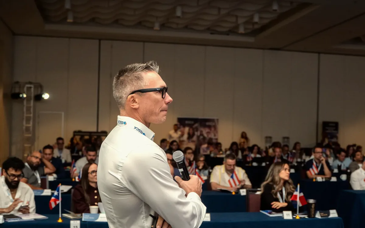 Jason Pencek enseñando a una sala llena de médicos en un congreso ISSCA