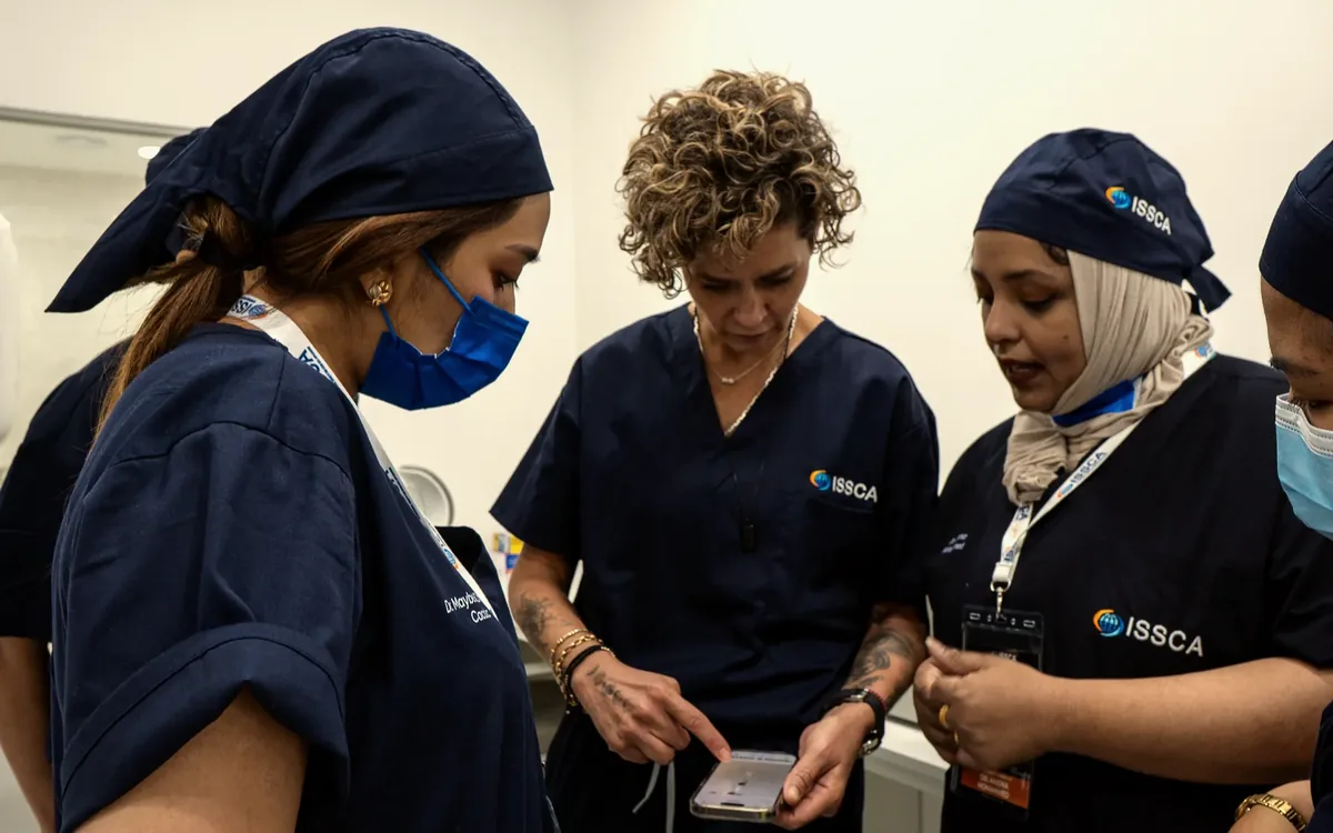 Médicos con uniforme ISSCA resolviendo un caso juntos en una certificación ISSCA en Dubái